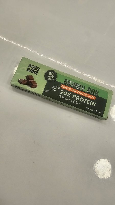 شوكولاتة برازيلية مع القهوة عالي البروتين وخالي من السكر المضاف ومضاف إليه القهوة والألياف الحيوية (البروبيوتيك). 